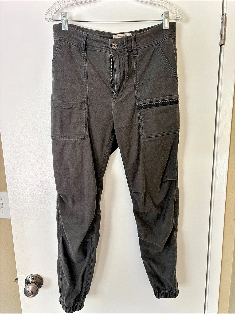 REÍ Cargo Jogger Pants in Grey/Black Size 6